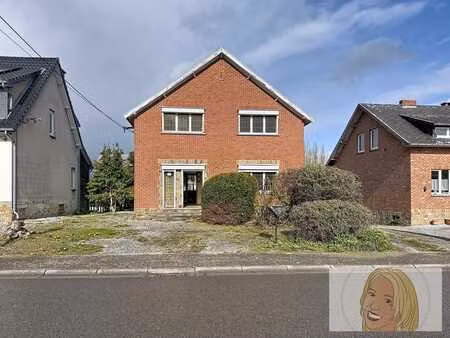 maison dans un quartier résidentiel avec jardin