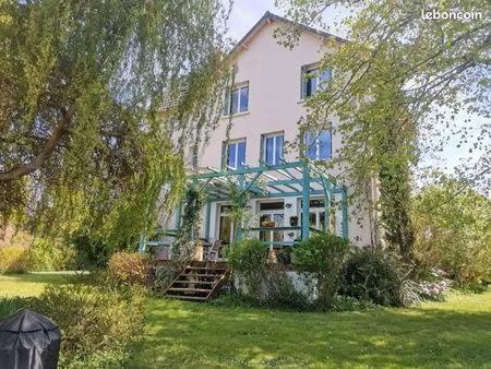 belle villa bord lac neris avec terrasses