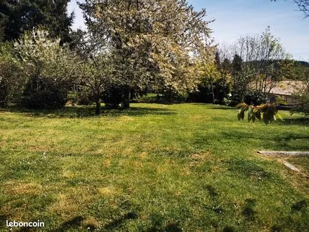 terrain constructible 1160m2 proche centre du village