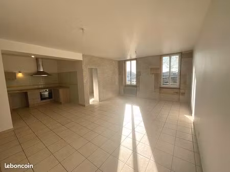 location coursan-t3 lumineux de 60 m2 -place de parking