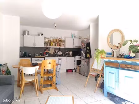 t3 récent très lumineux – centre-ville – parking privé