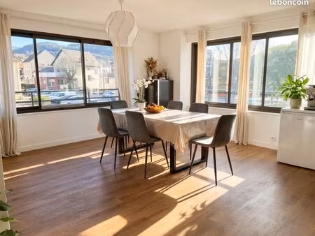 à louer  en plein centre de laissac  un appartement t4 en duplex de 85 m²  lumineux et agr