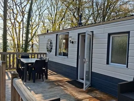 mobil-home vue sur bois