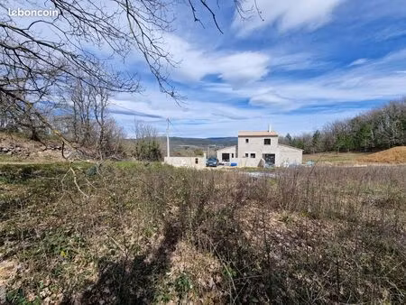 terrain constructible 700m²