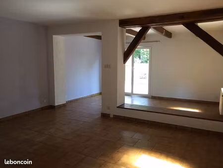 vend maison mitoyenne dans village