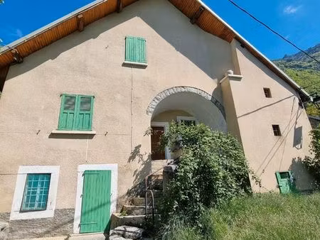 maison individuelle de 280m2 sur 2800 m2 de terrain