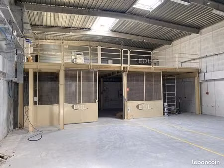 local bureaux 706 m²