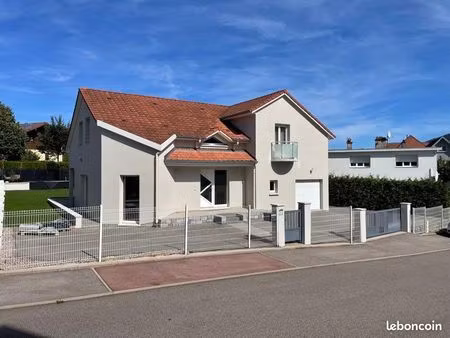 maison moderne avec jardin et piscine