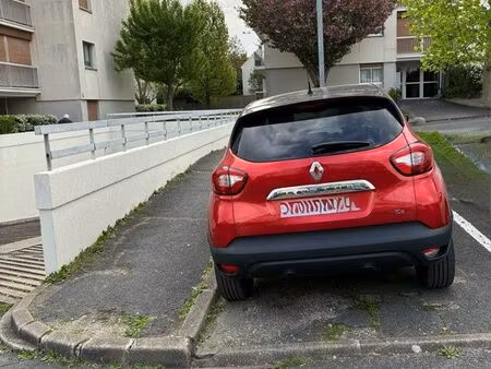 place de parking extérieur