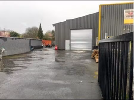 local commercial 240m2