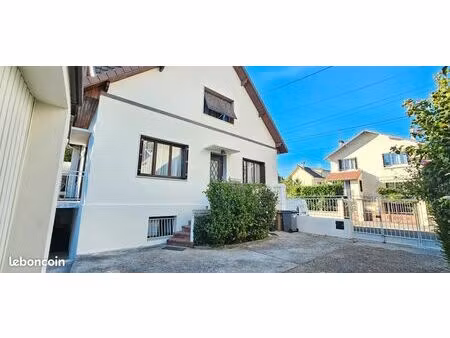 maison familiale à vendre possibilité de créer un t2 indépendant au rez-de-chaussée