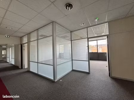 bureau 806 m²