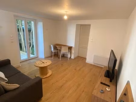 t2 refait à neuf à louer