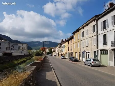 local tres bien place a 10 km amberieu en bugey