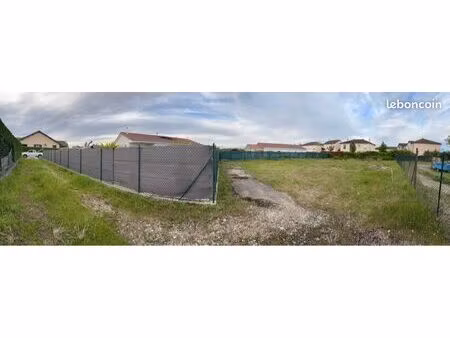 terrain constructible 758 m² – plat  clos et au calme