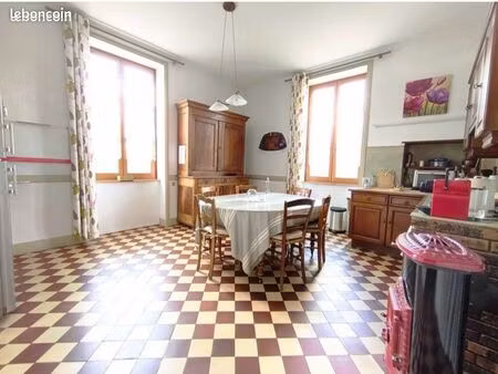 à rénover  appartement d’environ 110m2 avec très belle terrasse + petit terrain privatif