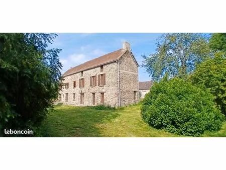 ensemble de deux maisons en pierre