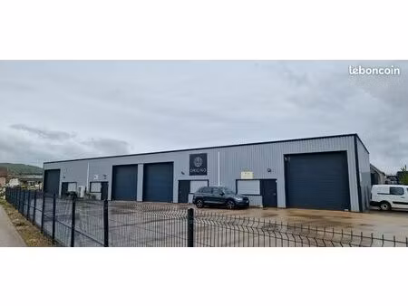 local avec clim et bureau