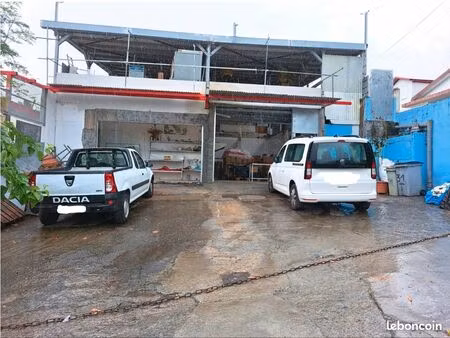 maison + local restaurant ou boulangerie