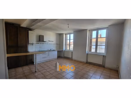 grande piece de vie pour ce t2 au centre du village