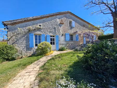 maison de caractère en pierre dans un hameau .