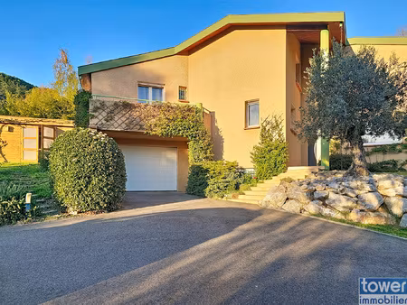 maison meublée 160m2 dans domaine privé avec piscine et tenn