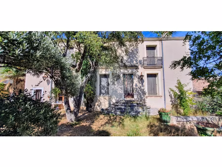 maison du 19ème siècle chargée d'histoire avec piscine et dé