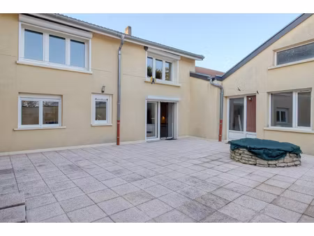 grande maison rénovée de 235 m2 avec annexes et fort potenti