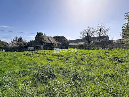 terrain de 866 m² avec dépendance.
