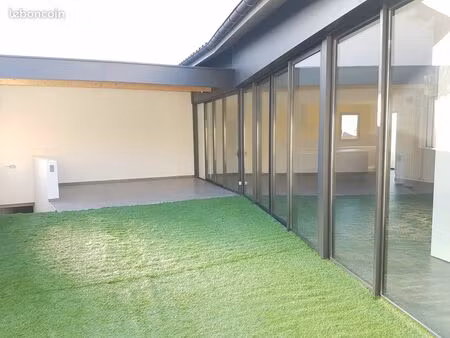 maison de ville (9 ans) d’architecte à saint amour . libre début juillet centre de st amou