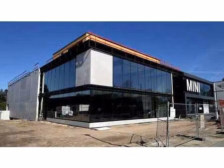 nouvelle salle d'exposition avec entrepôt à louer le long d