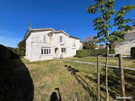 grande maison de bourg 6 chambres avec grand jardin à louer - segonzac