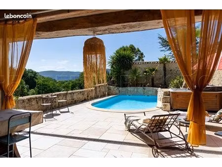 le domaine d’exception en drôme provençale avec ses 15 ha et son ruisseau