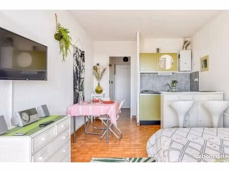 location nue  studio avec balcon  à l'année