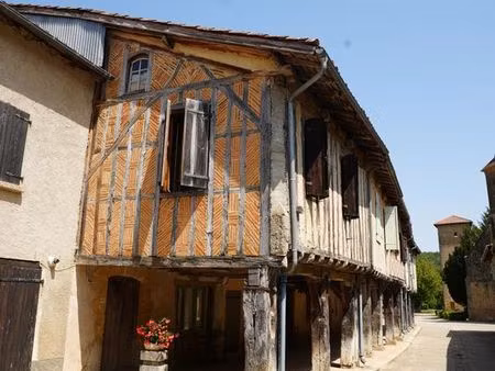 maison dans un beau village médiéval à vendre