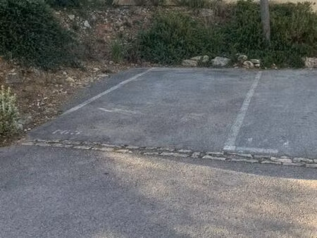 à vendre – place de parking – résidence les cigalines à juvignac