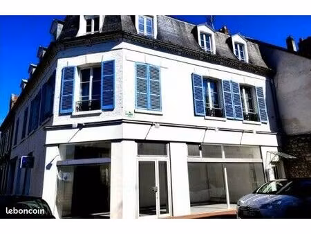 local commercial 45m² – emplacement n°1 hyper centre vernon – 8m de vitrine d’angle