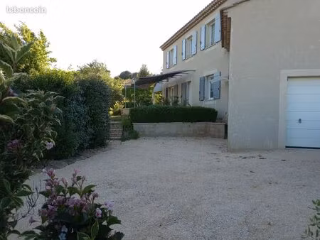 particulier vend maison provençale avec belle piscine et jardin