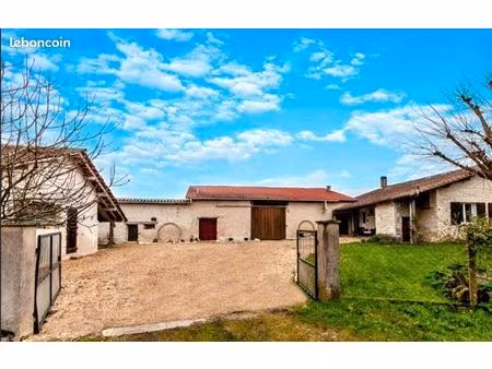 maison de 6 pieces  160m avec grande grange  studio  et 5000m terrain. 219 000