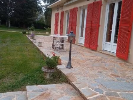 maison en pierre avec piscine