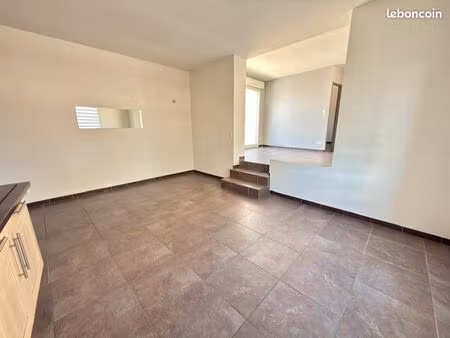 t2 traversant avec terrasse - gigean