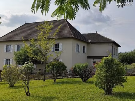 belle maison d’exception en pierres avec grand bâtiment jumelé de 750m2 offrant un fort po