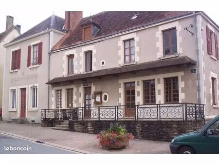 grand batiment (ancien hotel restaurant) dans bourg centre-france