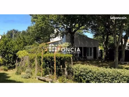 bien niché dans un cadre arboré ou la campagne rejoint la plage