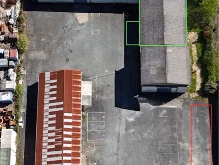 local 400 m2 sur terrain clos