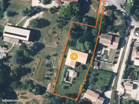 villa 6 pièces de 145 m2 - garage de 35 m2 - piscine 10 x 5 - terrain de 2239 m2