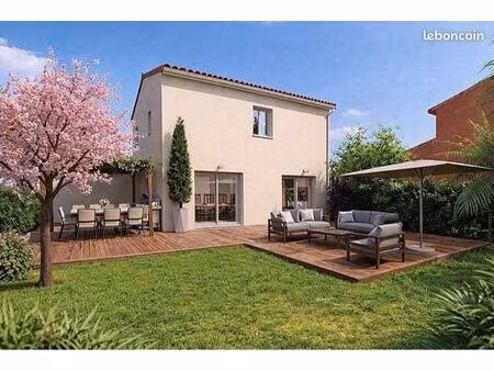 plein centre  terrain au calme de 484 m² libre de constructeur  plein sud  permis accepté 