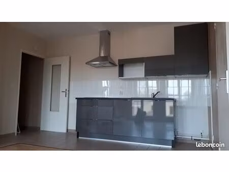 location t3 avec balcon et ascenseur