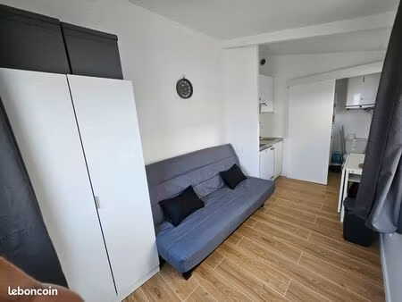 studio refait à neuf dans une rue calme et proche des gares