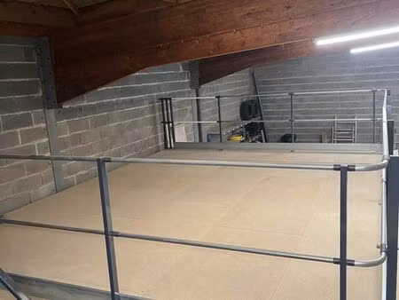 stockage 25m2 ( en mezzanine)